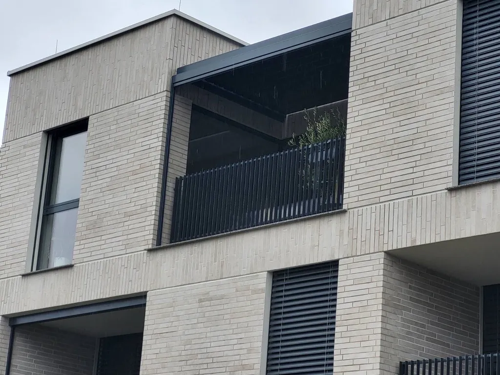 Pergola na strešni terasi — pogled s fasade